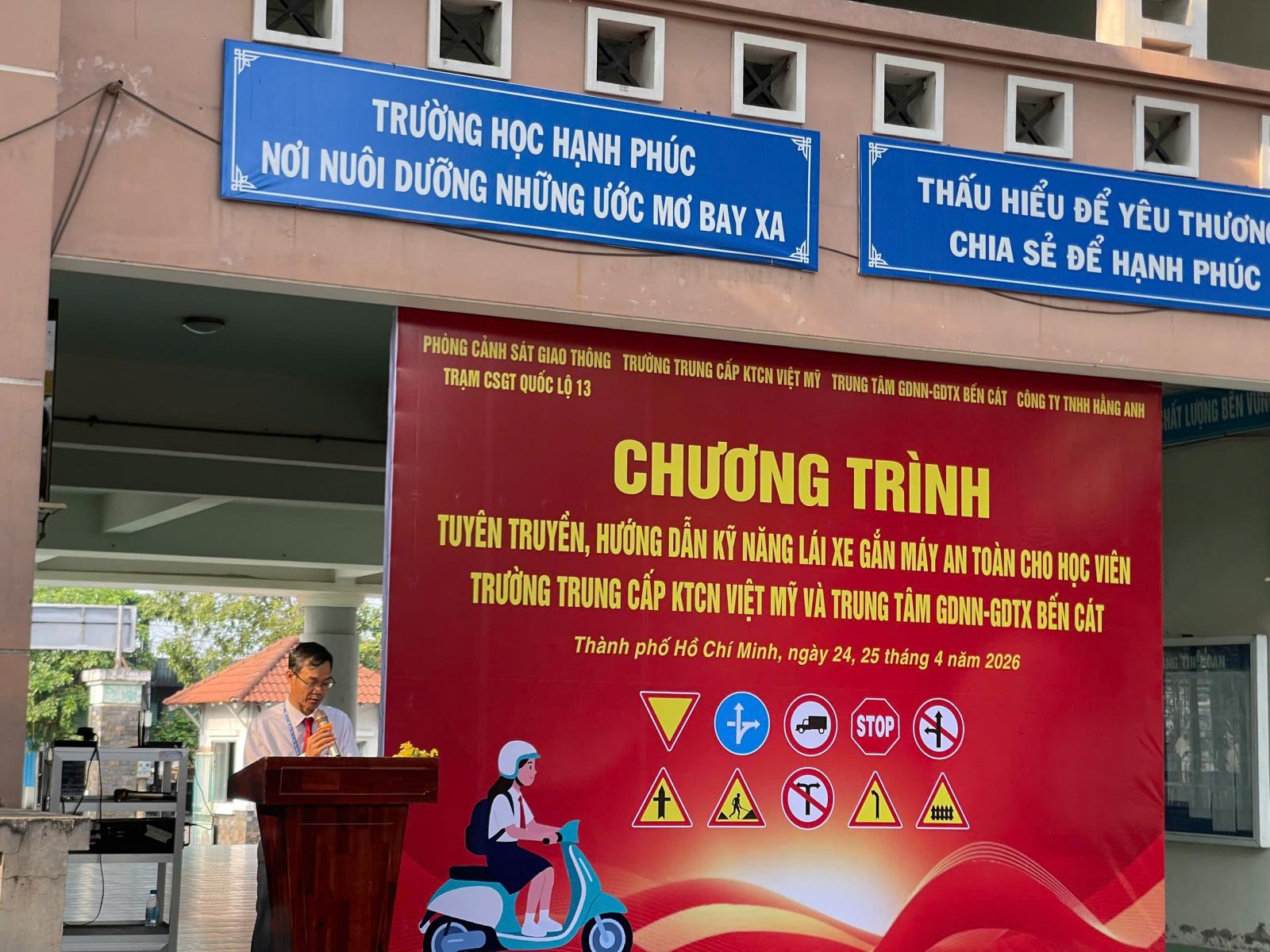 TUYÊN TRUYỀN HƯỚNG DẪN KỸ NĂNG LÁI XE GẮN MÁY AN TOÀN CHO HỌC VIÊN KHỐI 10