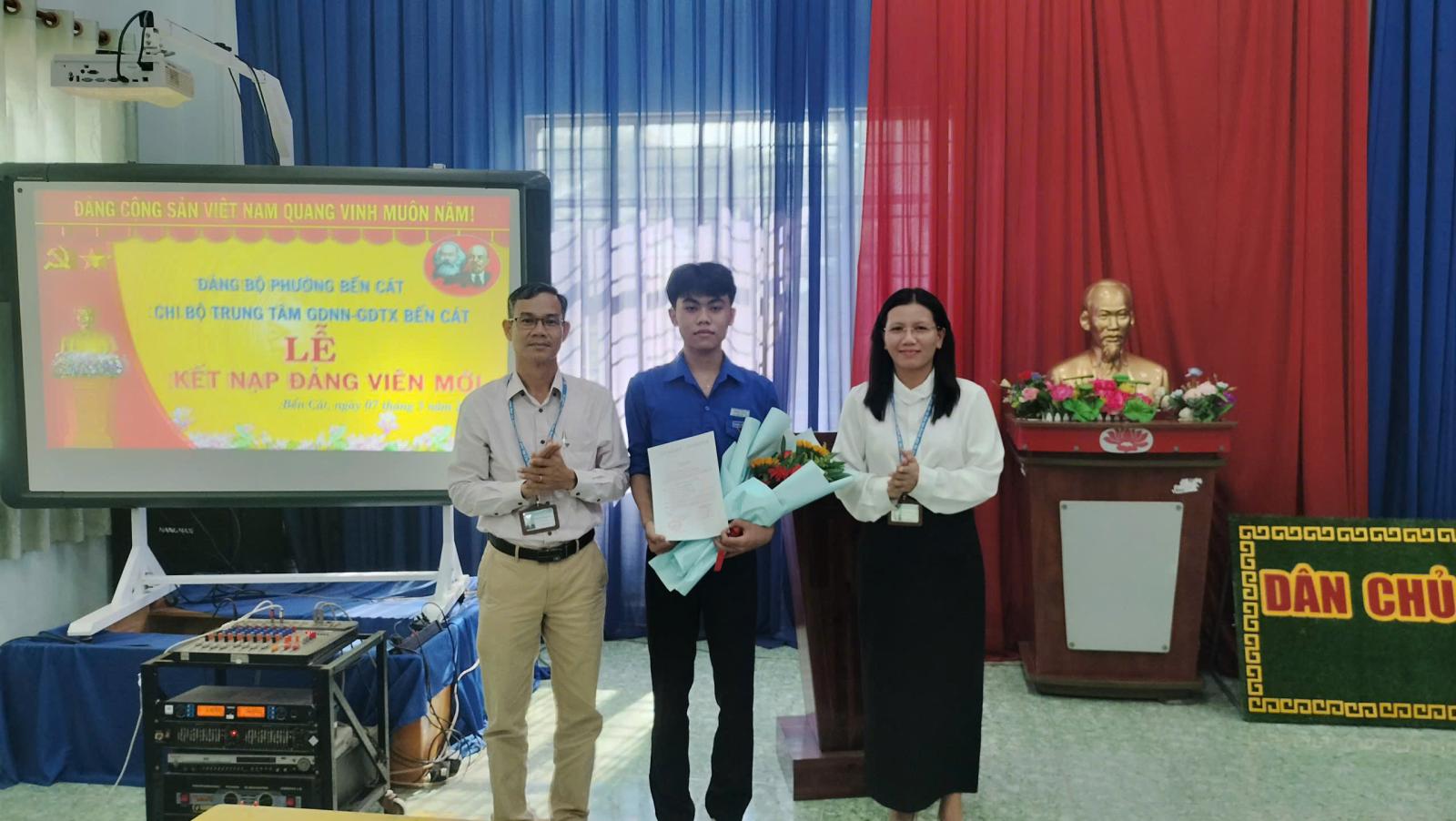 CHI BỘ TRUNG TÂM GDNN – GDTX BẾN CÁT TỔ CHỨC LỄ KẾT NẠP ĐẢNG VIÊN MỚI